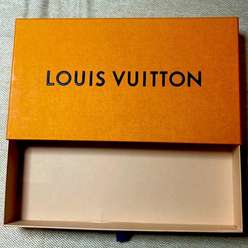 Lv clutch purse box